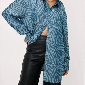 Size 2 Nastygal Palm shirt long sleeve, loose fitting, oversized.